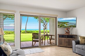 Oceanfront Condo w/ Pool & Grills in Molokai!