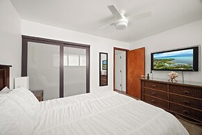 Oceanfront Condo w/ Pool & Grills in Molokai!