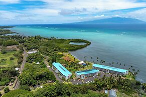 Oceanfront Condo w/ Pool & Grills in Molokai!