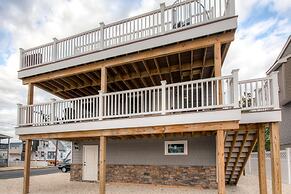 Recently Renovated LBI Apt w/ Deck on Beach Block!