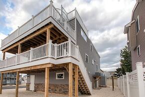 Recently Renovated LBI Apt w/ Deck on Beach Block!