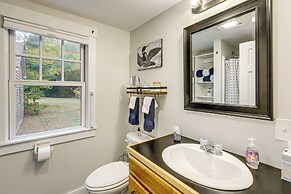 New London Cottage w/ Grill, Lake & Beach Access