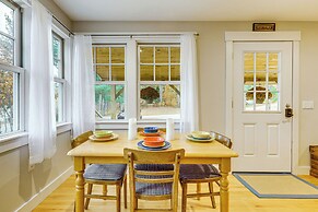New London Cottage w/ Grill, Lake & Beach Access