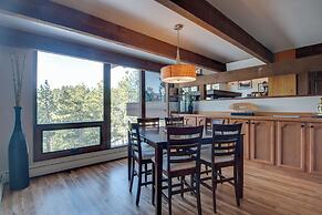 Chic Boulder Mountain Home w/ Hot Tub + Views