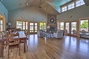 Sisters Getaway w/ Hot Tub ~ Half-mi to Dtwn!