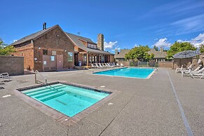 Sisters Getaway w/ Hot Tub ~ Half-mi to Dtwn!