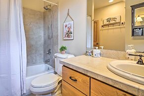 Sisters Getaway w/ Hot Tub ~ Half-mi to Dtwn!