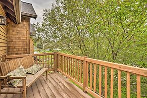 Sisters Getaway w/ Hot Tub ~ Half-mi to Dtwn!