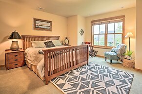 Sisters Getaway w/ Hot Tub ~ Half-mi to Dtwn!