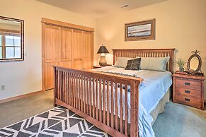 Sisters Getaway w/ Hot Tub ~ Half-mi to Dtwn!