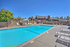 Sisters Getaway w/ Hot Tub ~ Half-mi to Dtwn!