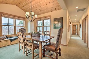 Sisters Getaway w/ Hot Tub ~ Half-mi to Dtwn!