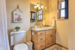 Sisters Getaway w/ Hot Tub ~ Half-mi to Dtwn!