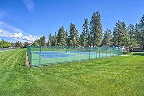 Sisters Getaway w/ Hot Tub ~ Half-mi to Dtwn!