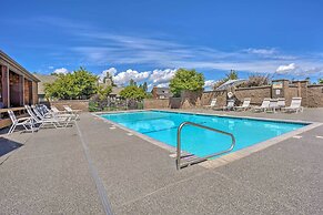 Sisters Getaway w/ Hot Tub ~ Half-mi to Dtwn!