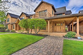 Sisters Getaway w/ Hot Tub ~ Half-mi to Dtwn!