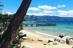 Boutique + Artsy Log Cabin in North Lake Tahoe!