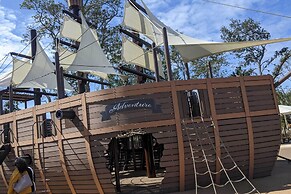 Walk to Coligny Beach Park: Family-friendly Villa