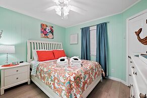 Walk to Coligny Beach Park: Family-friendly Villa