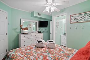 Walk to Coligny Beach Park: Family-friendly Villa