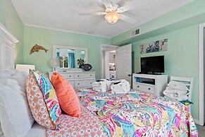 Walk to Coligny Beach Park: Family-friendly Villa