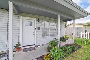 Coastal Escape w/ Yard, Walk 1 Mile to Texas A & M