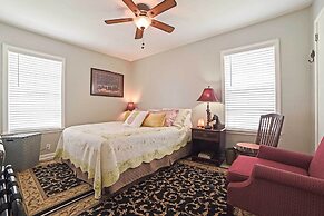 Coastal Escape w/ Yard, Walk 1 Mile to Texas A & M