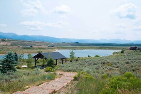 Luxe Rocky Mtn Retreat w/ Hot Tub - By Winter Park