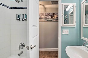 Poolside Paradise w/ Tropical Hut in Palm Beach