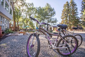 Lake Cabin w/ King Bed, Foodie Kitchen, & Views
