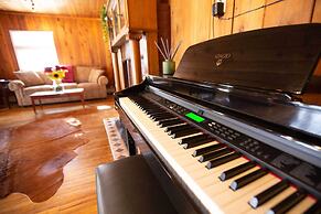 Lake Cabin w/ King Bed, Foodie Kitchen, & Views