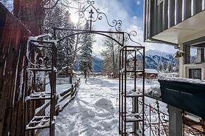 Lake Cabin w/ King Bed, Foodie Kitchen, & Views