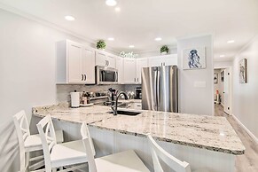 Stroll to Shore: Condo w/ Pool in Ocean City!