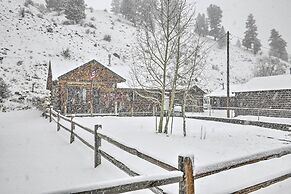 Cozy Log Cabin Escape In the Heart of Creede!