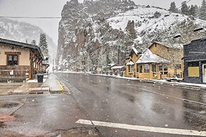 Cozy Log Cabin Escape In the Heart of Creede!