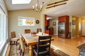 Ski-in Retreat w/ Pool Access: 2 Blocks to Main St