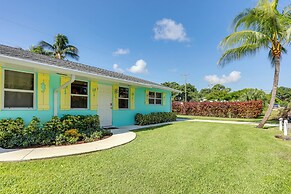 Pet-friendly Palm Beach Pad - 1 Mi to the Ocean!