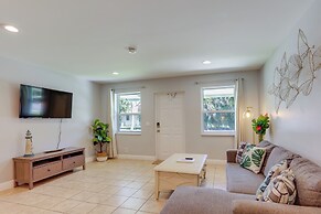 Pet-friendly Palm Beach Pad - 1 Mi to the Ocean!