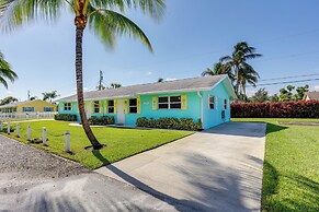 Pet-friendly Palm Beach Pad - 1 Mi to the Ocean!