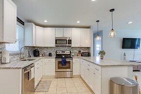 Pet-friendly Palm Beach Pad - 1 Mi to the Ocean!