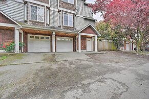 Pet-friendly Seattle Townhome < 1 Mile to Lake!