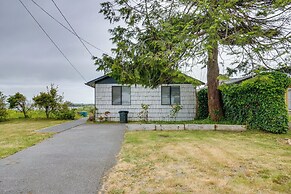 Smith River Vintage Cabin: Oceanfront Deck + Views