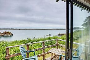 Smith River Vintage Cabin: Oceanfront Deck + Views