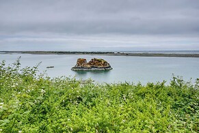Smith River Vintage Cabin: Oceanfront Deck + Views