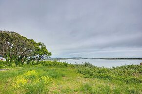 Smith River Vintage Cabin: Oceanfront Deck + Views