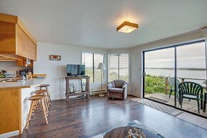 Smith River Vintage Cabin: Oceanfront Deck + Views
