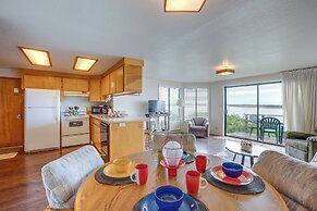 Smith River Vintage Cabin: Oceanfront Deck + Views