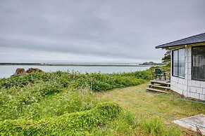 Smith River Vintage Cabin: Oceanfront Deck + Views