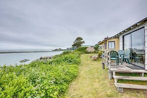 Smith River Vintage Cabin: Oceanfront Deck + Views