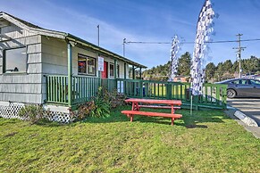 Smith River Vintage Cabin: Oceanfront Deck + Views